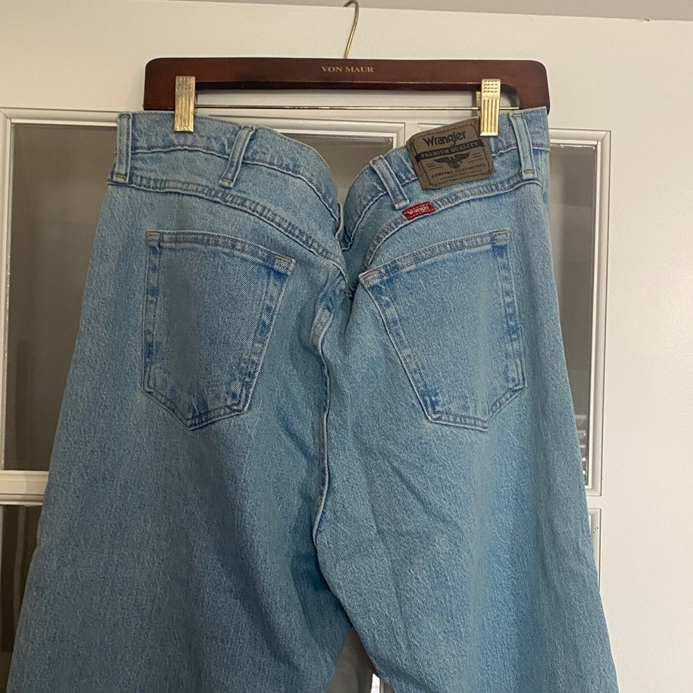Wrangler Men's Sky Blue Relaxed Jeans NWT
33x32